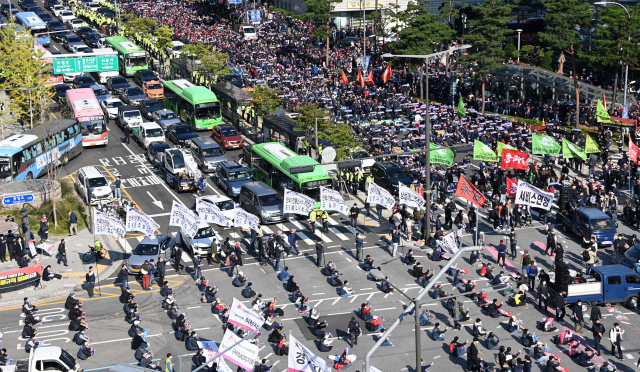 민주노총 조합원들이 20일 서울 서대문역 사거리에서 도로를 점거하고 집회를 열고 있다./성형주 기자