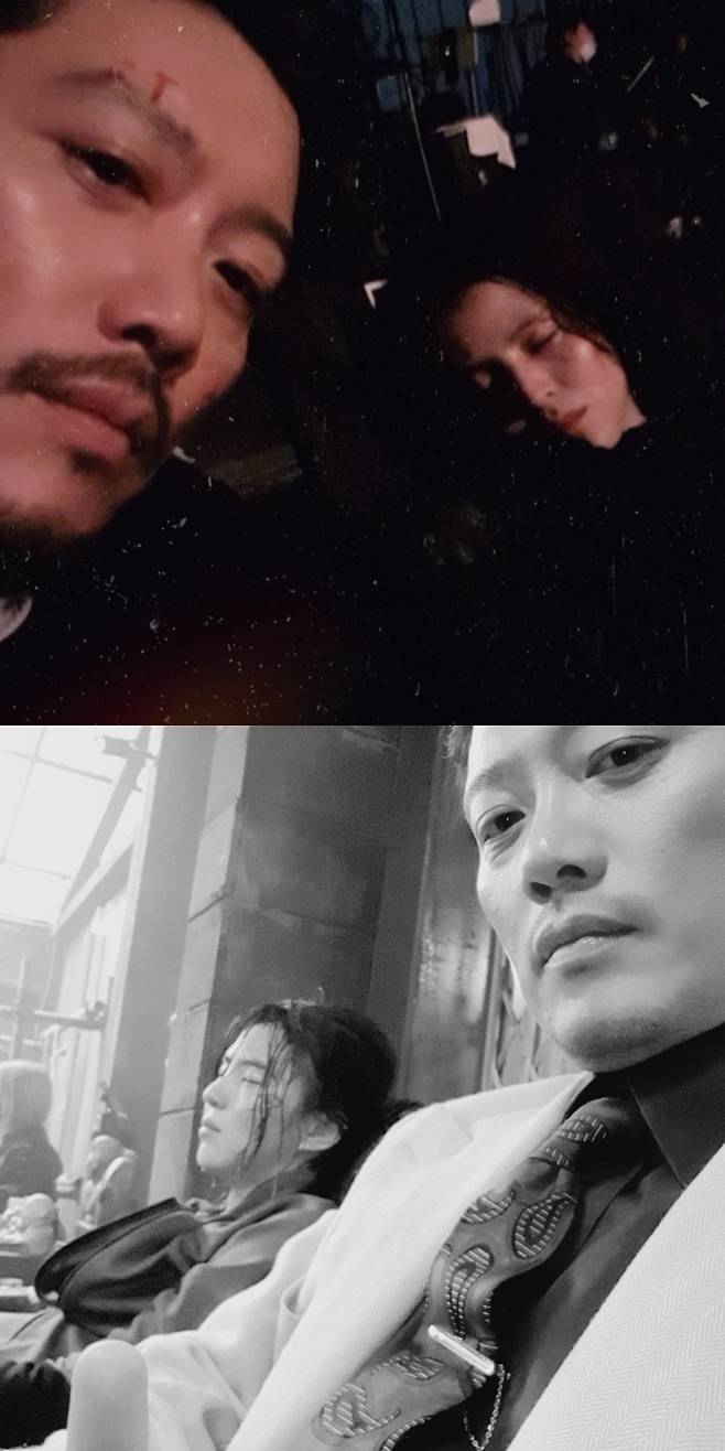 Actor Hee-soon Park has released a behind-the-scenes photo of him with his junior Han So Hee.Hee-soon Park wrote on his Instagram account on Tuesday: Myname. Hee-soon Park. Han So Hee. Action. Blood sweat tears. Guidelines. Tired.With a hashtag called Honey Sleep , two photos were released.In the photo, Hee-soon Park stares at the camera in the background of the dozing Han So Hee.Han So Hee, who is exhausted during the filming, is saddened and cute.Meanwhile, the two of them played together in the Netflix new series Myname released on the 17th.