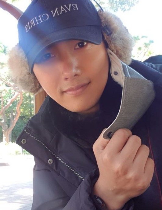 Lee Sang-woo boasted a warm visual.On the 20th, Lee Sang-woo posted two photos on his instagram with the phrase It gets cold ~.In the photo, Lee Sang-woo was dressed in winter clothes to match the cold weather. He wore a hat and earplugs and stared at the camera and showed off his handsome appearance.The netizens responded in various ways such as It was cold, but it was warm when I saw the flower smile, Be careful of the cold and It is good looking today.Meanwhile, Lee Sang-woo and Kim So-yeon tied the knot in 2017.
