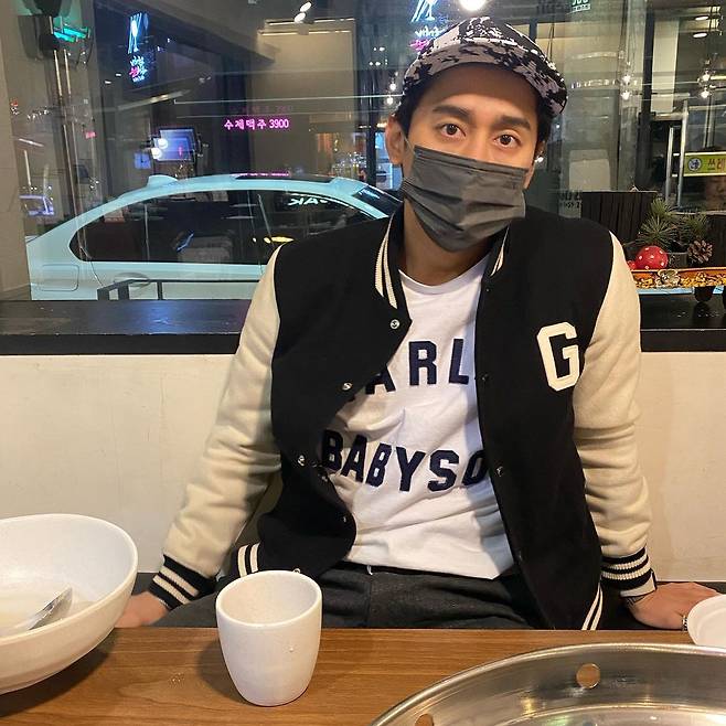 On the afternoon of the 20th, Kim Sang-hyuk posted a picture on his instagram, leaving a hashtag saying Motor of Life in the Family.The photo shows Kim Sang-hyuks mother at a restaurant.In addition, a picture taken by his mother was released, and his unchanging eyes gather the attention of the viewers.Meanwhile, Kim Sang-hyuk, who was born in 1983 and is 38 years old, made his debut as a member of Click-B in 1999 and became popular.Currently, we are operating the YouTube channel Geographic Kim Sang-hyuk.Photo: Kim Sang-hyuk Instagram