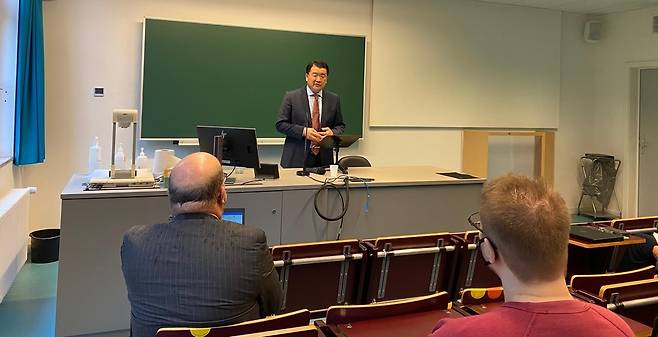 벨기에 루뱅대학교에서 강연하는 최종건 외교부 1차관 (루뱅=연합뉴스) 김정은 특파원 = 벨기에를 방문 중인 최종건 외교부 1차관이 20일(현지시간) 브뤼셀 인근 루뱅대학교에서 학생들에게 강연하고 있다. 2021.10.20. kje@yna.co.kr