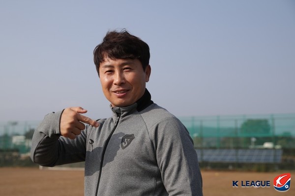 사진=한국프로축구연맹, 지난 2020시즌을 앞두고 서귀포에서 전지훈련 중인 김기동 감독의 모습