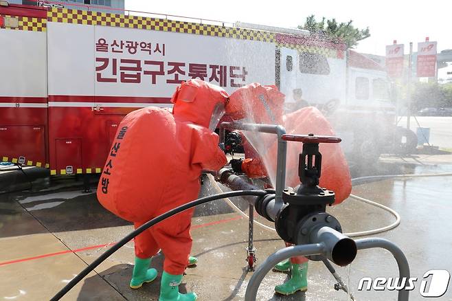 울산소방본부, 유해화학물질 사고대응 훈련 모습. © 뉴스1