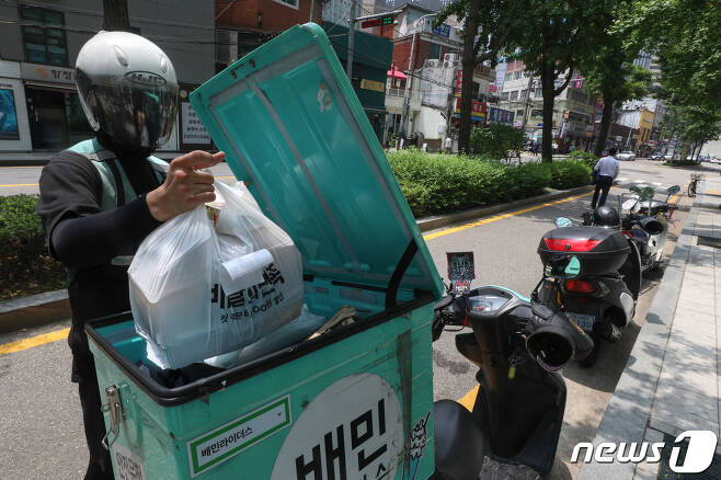 서울 종로구에서 배달 대행업체 라이더들이 음식을 배달하는 모습. 2021.7.12/뉴스1 © News1 성동훈 기자