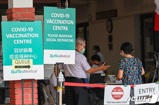 7일(현지시간) 싱가포르에서 사람들이 신종 코로나바이러스 백신 접종을 위해 대기하고 있다. 2021.10.07 © AFP=뉴스1