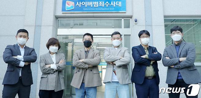 전라북도경찰청 사이버범죄수사대. 경제범죄수사팀. 왼쪽부터 노승섭 팀장(경감), 전수진 경위, 서명원 경위, 반준형 경장, 장훈정 경위, 소상웅 경장. 2021.10.21/뉴스1 © News1 유경석 기자