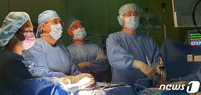 미국 UCLA대학병원·듀크대병원 의료진들이 양방향 척추 내시경을 배우기 위해 대전우리병원을 찾았다. (대전우리병원 제공)© 뉴스1