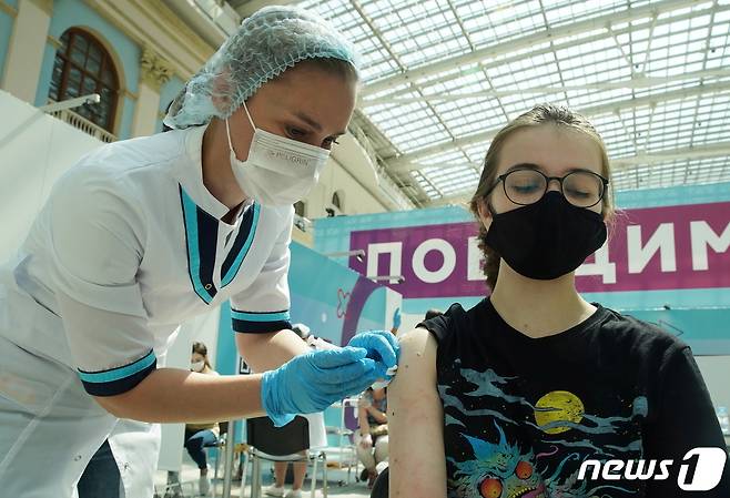 러시아 모스크바에서 한 여성이 스푸트니크V 코로나19 백신을 맞는 모습. © 로이터=뉴스1 자료 사진