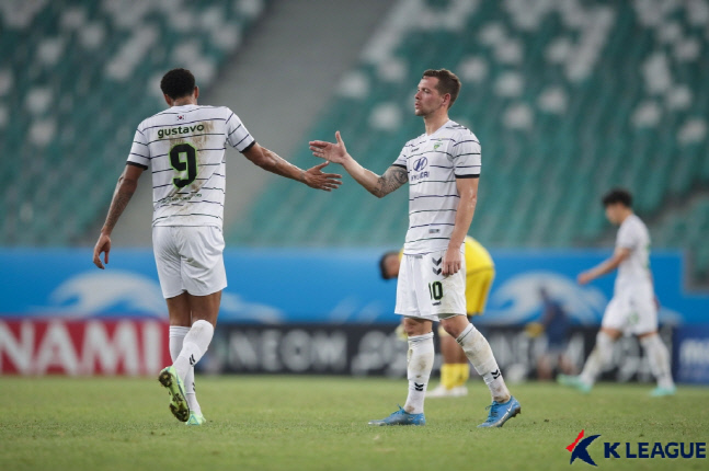 전북 현대 구스타보(왼쪽)와 일류첸코. 제공 | 한국프로축구연맹