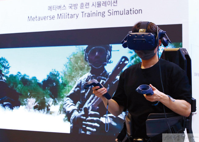 10월 6일 개막한 ‘대한민국 4차 산업혁명 페스티벌 & 블록체인 서울’에서 한컴프론티스 직원이 트레드밀 VR 시뮬레이터를 선보였다.
