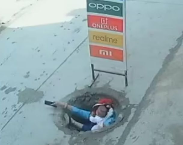 맨홀로 추락하는 여성과 아기. /데일리메일