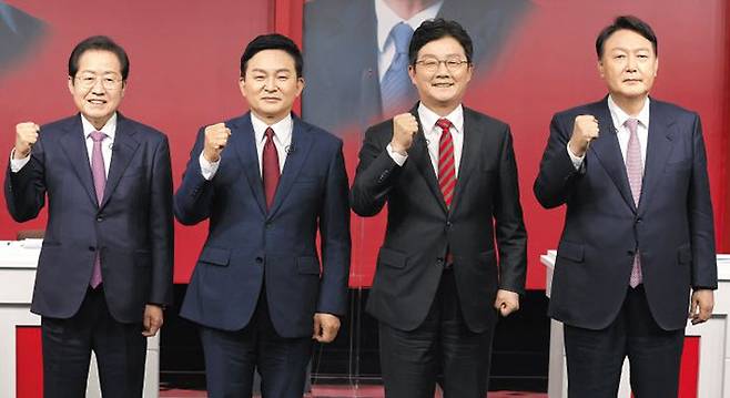 국민의힘 대구·경북 합동토론회 - 국민의힘 대선 경선 주자들이 20일 대구MBC에서 열린 대구·경북 합동 토론회 시작 전 기념사진을 찍고 있다. 왼쪽부터 홍준표 의원, 원희룡 전 제주지사, 유승민 전 의원, 윤석열 전 검찰총장. /연합뉴스