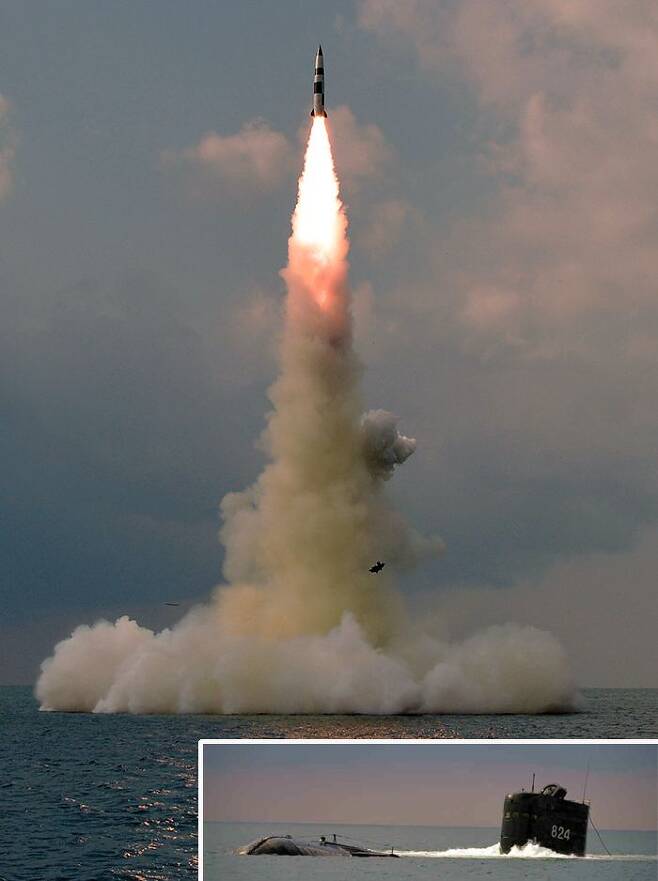 북한 노동신문이 20일 공개한 신형 잠수함발사탄도미사일(SLBM) 발사 장면. 이 미사일은 요격을 피하는 회피 기동이 가능한 것으로 알려졌다. 작은 사진은 SLBM 발사가 진행된 잠수함 ‘8·24 영웅함’ 모습. /조선중앙통신 연합뉴스