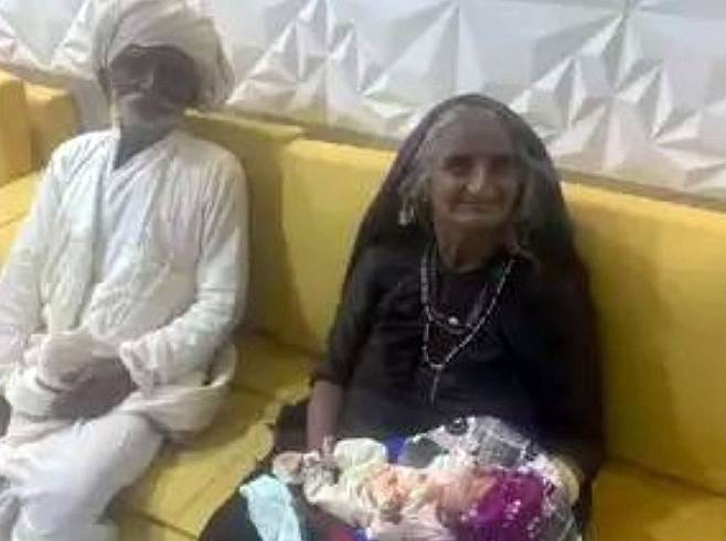 결혼 45년 만에 첫아이를 얻게 된  지분벤 라바리(70·오른쪽)와 남편 몰드하리(75·왼쪽)./FeminaIndia 트위터