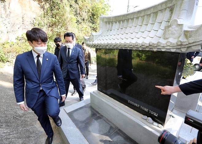 국민의힘 이준석 대표가 21일 오전 전남 여수시 만흥동 여순사건 희생자 위령비를 찾아 비석을 둘러보고 있다. /연합뉴스