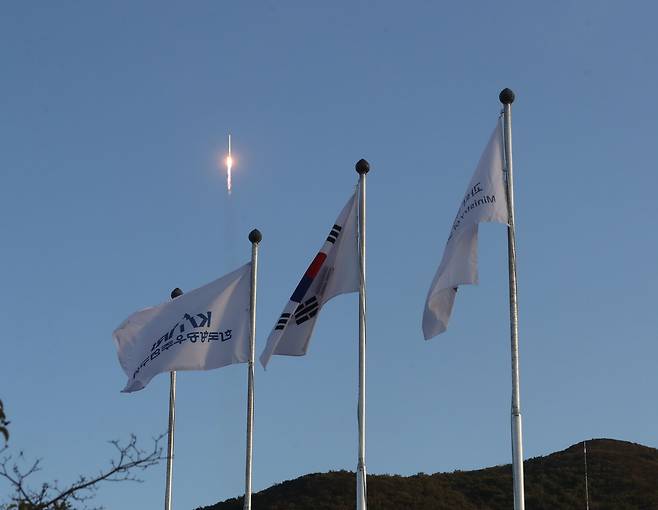 21일 오후 전남 고흥군 나로우주센터에서 한국형 발사체 누리호가 발사되고 있다./과학기술정보통신부
