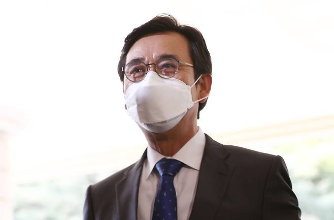 한동훈 검사장의 명예를 훼손한 혐의로 기소된 유시민 전 노무현재단 이사장이 21일 서울서부지방법원에서 열리는 재판에 출석하고 있다. /연합뉴스