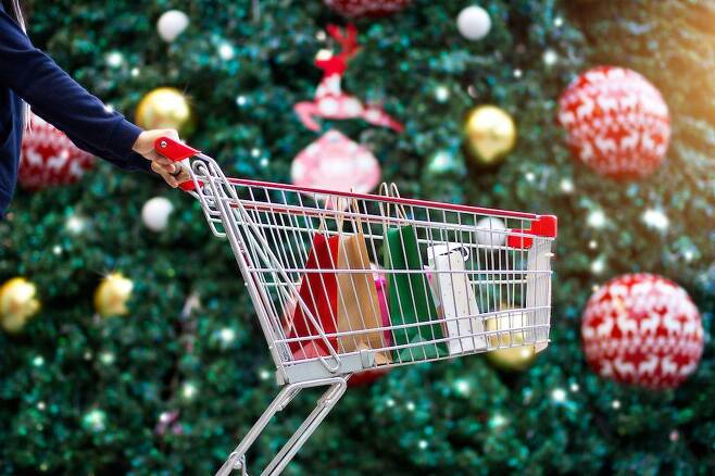 크리스마스 트리 앞을 지나가는 쇼핑 카트의 모습. /트위터 캡처