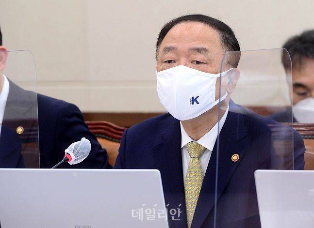 홍남기 경제부총리 겸 기획재정부 장관이 21일 서울 여의도 국회에서 열린 기획재정위원회의 기획재정부, 한국은행 등에 대한 종합감사에서 의원 질의에 답변하고 있다. ⓒ뉴시스