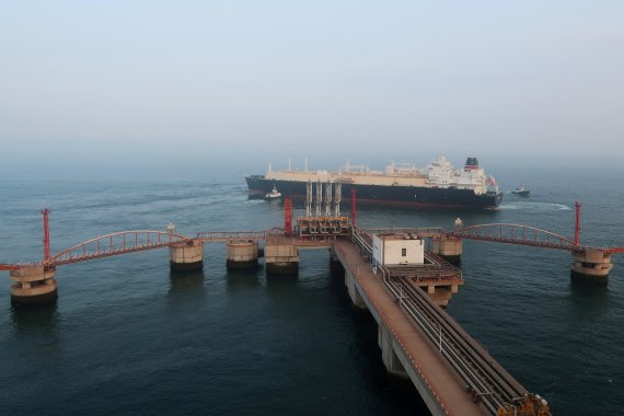 A liquified natural gas (LNG) tanker leaves the dock after discharge at PetroChina's receiving terminal in Dalian, Liaoning province /사진=뉴스1 외신화상