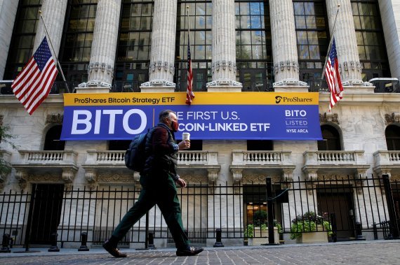 미국 첫 비트코인 상장지수펀드(ETF)가 19일(현지시간)부터 뉴욕증시에서 거래가 시작됐다. 티커 심볼은 'BITO'다. 이를 축하하는 현수막이 증권거래소 앞에 걸려 있다. ⓒ 로이터=뉴스1