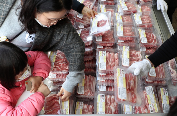 직거래 장터에서 시민들이 돼지고기를 고르고 있다.(사진=문화체육관광부 국민소통실)