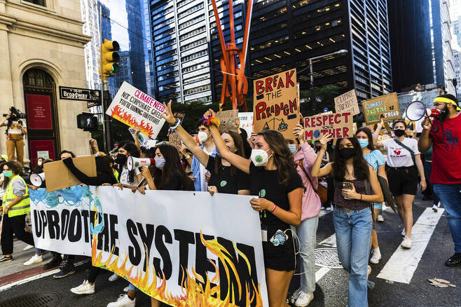 지난해 9월24일 뉴욕에서 벌어진 ‘글로벌 기후 파업’ 모습. 펼침막에 보이는 “시스템을 전복하라”(#Uproot The System) 구호가 지난해 파업의 주제였다. EPA 연합뉴스