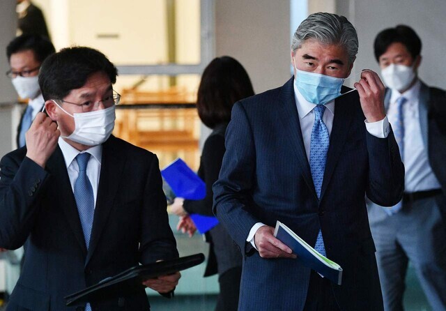 Top envoys for the North Korean nuclear issue, Noh Kyu-duk of South Korea (left) and Sung Kim of the US (right), remove their masks to answer questions from the press after bilateral discussions on Monday in Washington. (AFP/Yonhap News)