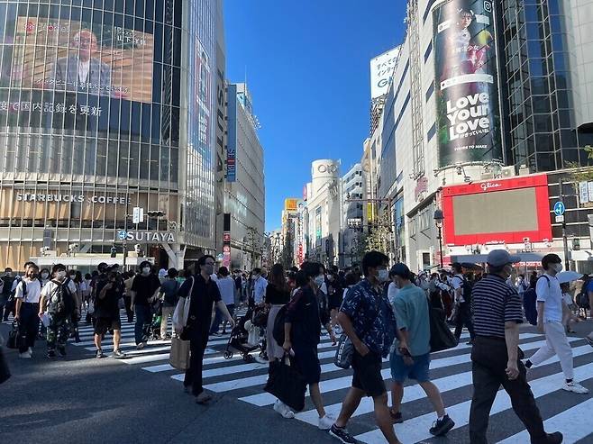 People cross the street in Tokyo’s Shibuya neighborhood. (Kim So-youn/The Hankyoreh)