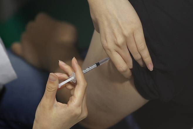 코로나19 백신 접종 완료율이 70%를 향하고 있는 가운데, 21일 오전 서울 서대문구 코로나19 예방접종센터에서 백신 접종을 하고 있다. 연합뉴스