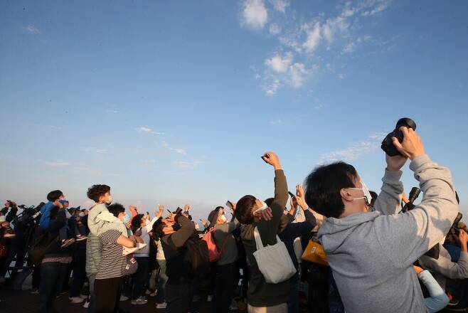 21일 오후 전남 고흥군 봉남등대 전망대에서 시민들이 한국형 발사체 누리호(KSLV-II) 발사 장면을 지켜보고 있다. 연합뉴스