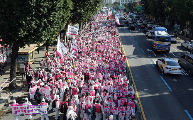 KCTU unionists taking part in the general strike on Wednesday afternoon gathered near Seodaemun Station in Seoul and began their march. (Yoon Woon-sik/The Hankyoreh)