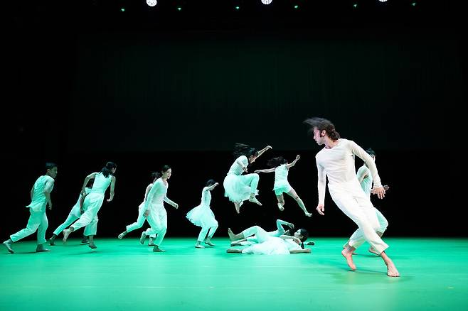 온라인으로 공개된 국립현대무용단의 지난해 <이것은 유희가 아니다> 공연 장면. 국립현대무용단 제공