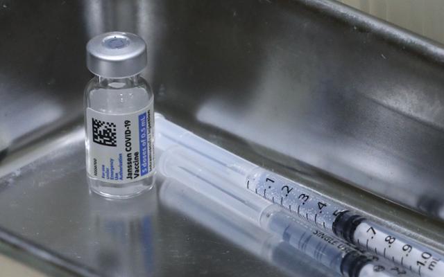 서울 동작구 노량진수산시장 대회의실에 마련된 찾아가는 코로나19 백신 접종 센터에 19일 얀센 백신과 주사기가 놓여 있다. 뉴시스