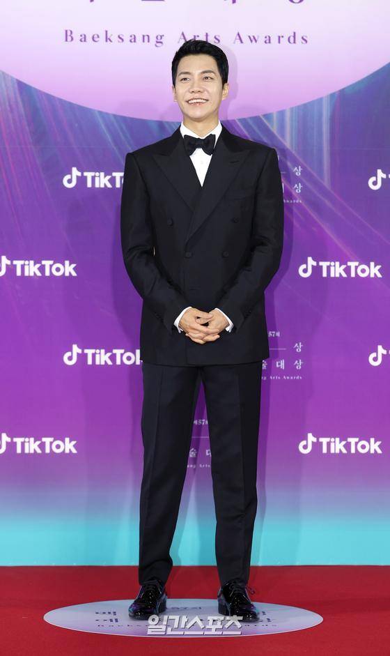 배우 이승기가 13일 오후 경기 고양시 일산 킨텍스에서 열린 '제57회 백상예술대상' 시상식 레드카펫 행사에 참석해 포즈를 취하고 있다. 고양=김진경 기자 kim.jinkyung@jtbc.co.kr /2021.05.13/