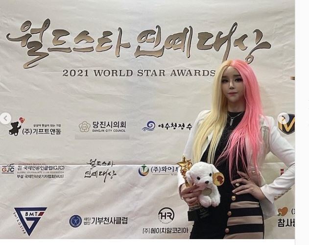 Harisu robbed his gaze with an extraordinary Hairstyle that cheeked the Asura Count.Harisu said on his 21st day, Thank you for the special award of the Korean Wave for World Star Entertainment.# World Star Entertainment Grand Prize # Special Prize # Hallyu # Harisu # Thank you and posted several photos.In the photo, he perfectly digested blonde and pink two-tone Hair and showed off a colorful visual like a game character.Harisus fashion style, which always shows the style of more than imagined, attracted the admiration of many netizens as well as fans.On the other hand, Harisu is actively performing such as MBC every1 entertainment program Video Star and MBN Boystrot.Last year, he said he was meeting a boyFriend of four years old.