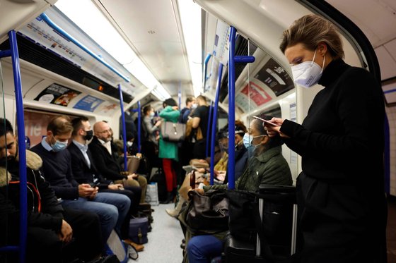 영국에서 7일 연속 하루 확진자 4만 명을 웃돌자 20일 런던 지하철 승객 상당수가 ‘위드 코로나’에도 마스크를 쓰고 있다. [AFP=연합뉴스]