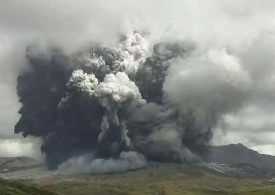 일본 아소산 분화 ... 화산재 상공 3500m까지 치솟아
