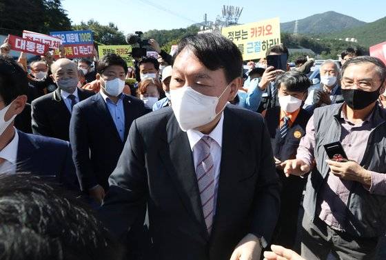국민의힘 대선경선 후보인 윤석열 전 검찰총장이 19일 오후 부산 연제구 부산개인택시조합을 방문해 인사를 나누고 있다. 뉴스1