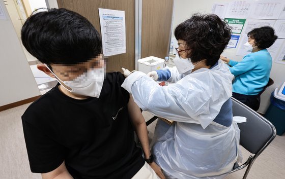 1일 오전 서울 양천구 홍익병원에서 시민이 모더나 백신을 접종받고 있다. 연합뉴스