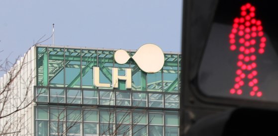 LH 직원들의 '땅 투기 의혹 사태'가 확산하던 지난 3월 15일 전북 전주시 효자동 LH 전북본부 인근 신호등에 빨간불이 켜져 있다. 뉴스1