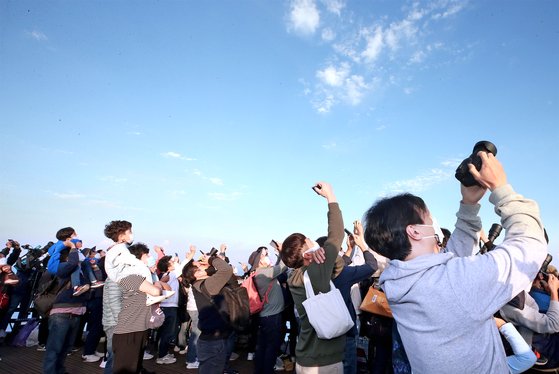 21일 오후 전남 고흥군 봉남등대 전망대에서 시민들이 한국형 발사체 누리호(KSLV-II) 발사 장면을 지켜보고 있다. 연합뉴스