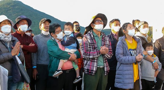 시민들이 21일 오후 5시께 전남 고흥우주발사전망대에서 한국형발사체 '누리호'의 발사 순간을 지켜보고 있다. 프리랜서 장정필