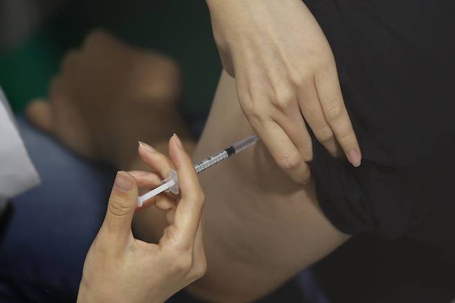 코로나19 백신 접종 완료율이 70%를 향하고 있는 가운데 21일 오전 서울 서대문구 코로나19 예방접종센터에서 백신 접종을 하고 있다. 연합뉴스