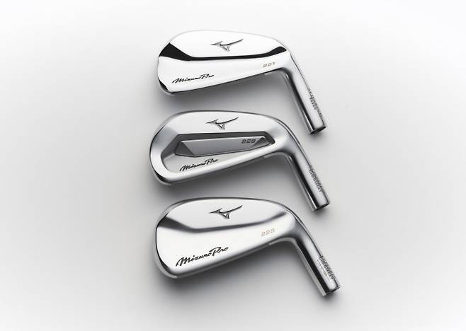 미즈노프로 시리즈 아이언은 차별화된 헤드 소재와 설계, 타구감 등을 제공해 투어 프로부터 일반 골퍼에 이르기까지 다양한 스윙 타입으로 응대한다.