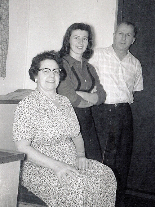 트루디(중앙) 사모가 20대 시절 미국 미시간주의 자택에서 어머니, 아버지와 함께 사진을 찍었다.
