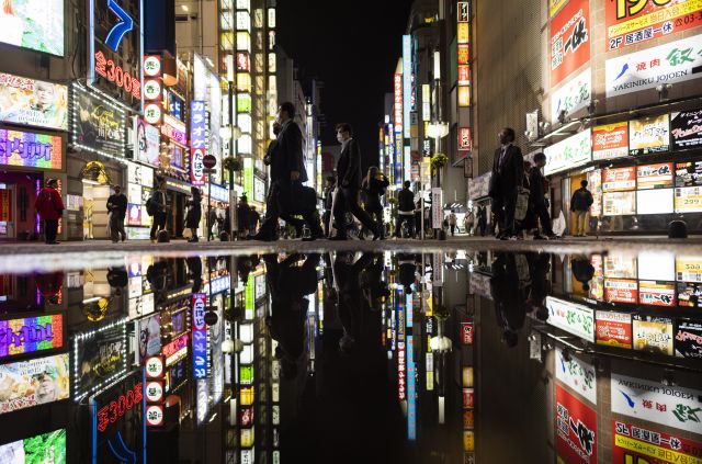 신종코로나바이러스감염증(코로나19) 비상사태 해제 첫날을 맞은 일본 도쿄의 시민들이 저녁 시간에 가부키초 유흥가를 오가고 있다. AP연합뉴스