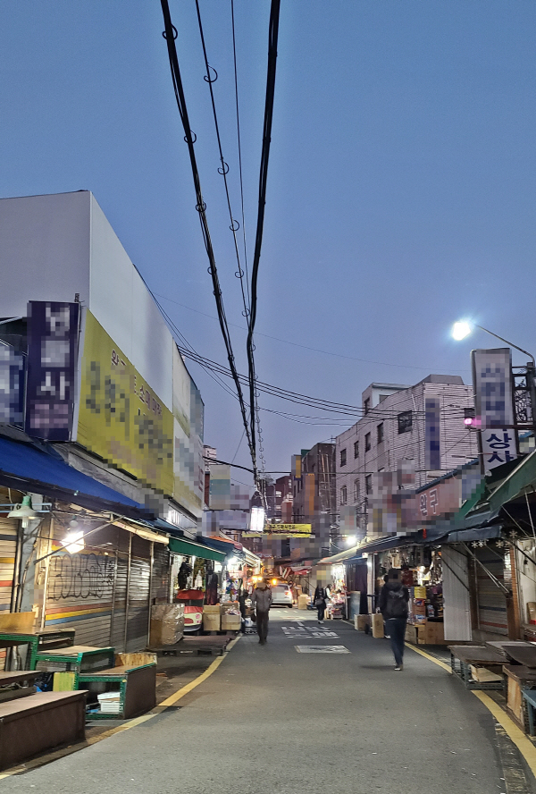 지난 20일 저녁시간대 찾은 서울 종로구 창신동 일대 문구완구 거리. 폐점시간 전이지만 일부 가게들은 이미 문을 닫은 상태다. [이상현 기자]
