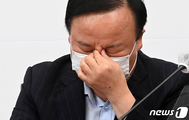 (서울=뉴스1) 오대일 기자 = 13일 서울 여의도 국회에서 열린 국민의힘 최고위원회의에서 김재원 최고위원이 생각에 잠겨 있다. 2021.9.13/뉴스1