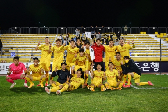 지난 4월 7일 K리그1 8라운드 광주FC 선수들이 수원FC전 승리 후 화이팅을 외치고 있다./사진=한국프로축구연맹